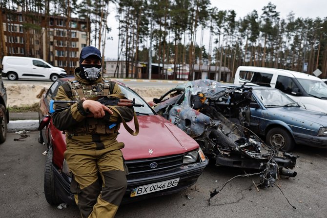 „Reuters“/„Scanpix“ nuotr./Ukrainos teritorinės gynybos karys Iziume