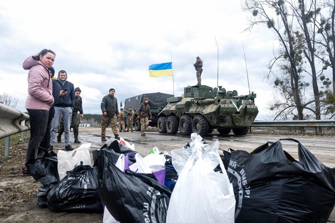 ZUMAPRESS / Scanpix nuotr./Ukrainiečiai grįžta į rusų karių suniokotas vietoves