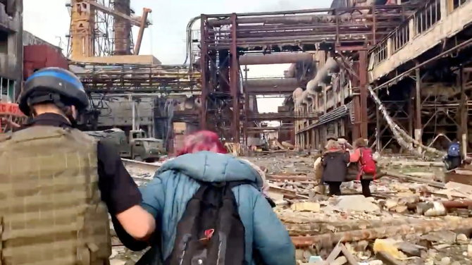 „Reuters“/„Scanpix“ nuotr./Evakuacija iš „Azovstal“ gamyklos Mariupolyje