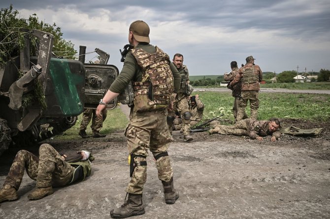 AFP/„Scanpix“ nuotr./Ukrainos kariai netoli fronto linijos Donbase