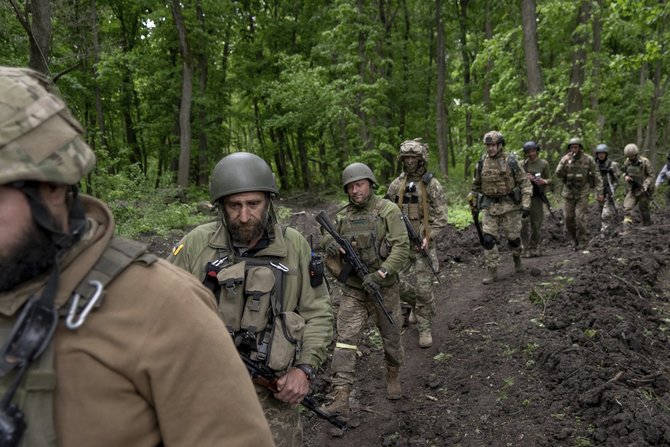 „Scanpix“/AP nuotr./Ukrainos kariai prie Charkivo