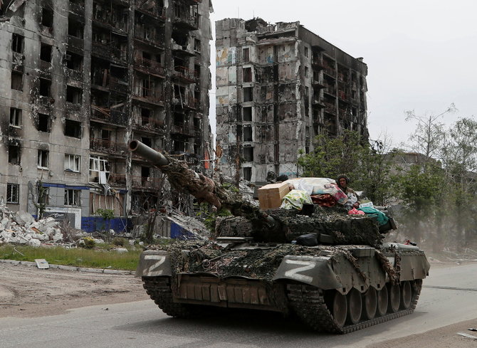 „Reuters“/„Scanpix“ nuotr./Rusų tankas su pavogtais daiktais