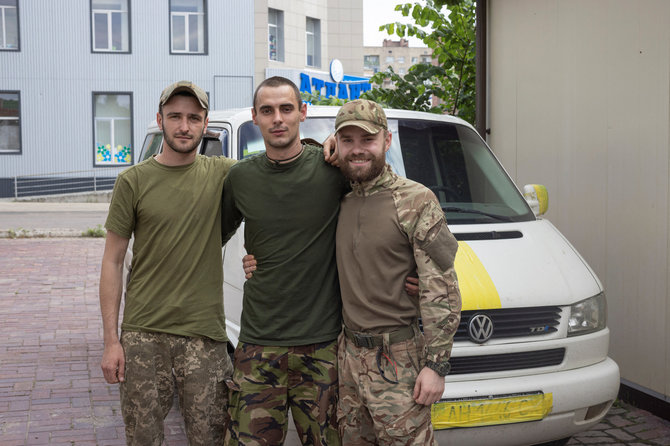 „Reuters“/„Scanpix“ nuotr./Ukrainos kariai, grįžę iš Sjevjerodonecko. Antonas - dešinėje.