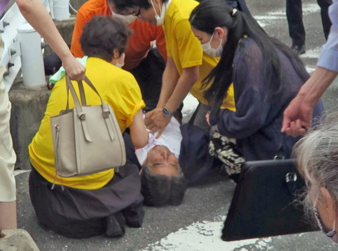 „Reuters“/„Scanpix“ nuotr./Buvęs Japonijos premjeras Shinzo Abe pašautas per politinį renginį