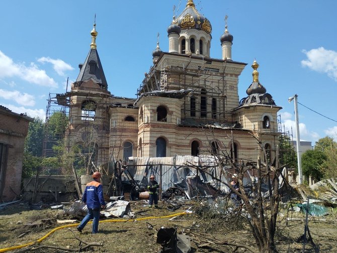 Ukrainos valstybinės nepaprastųjų situacijų tarnybos nuotr./Gelbėtojai dirba apšaudymo vietoje Vinycioje