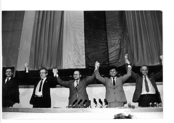 Asmeninio archyvo nuotr./Aloyzas Sakalas 1990 m. kovo 11 d. paskelbus aktą (pirmas iš dešinės)