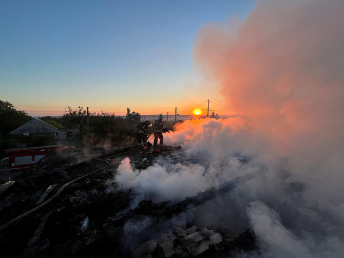 „Reuters“/„Scanpix“ nuotr./Po apšaudymo kilęs gaisras Bachmute