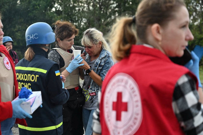 „Reuters“/„Scanpix“ nuotr./Apšaudyta humanitarinė kolona Zaporižioje