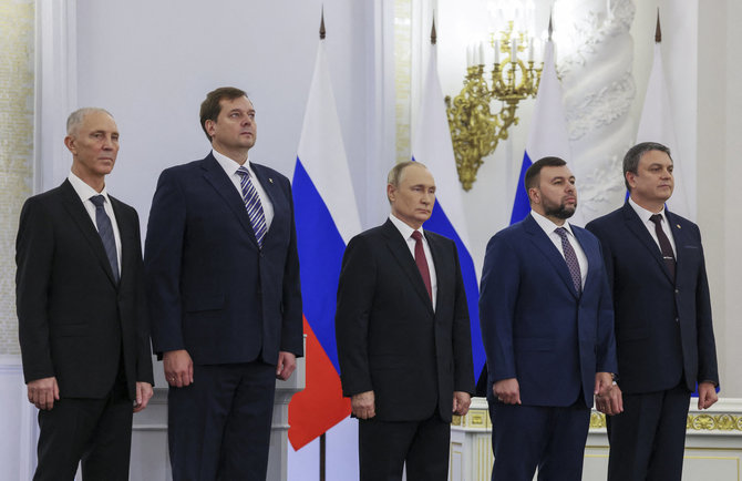 „Reuters“/„Scanpix“ nuotr./Vladimiras Saldo, Jevgenijus Beliackis, Rusijos prezidentas Vladimiras Putinas, Denisas Pušilinas ir Leonidas Pasečnikas