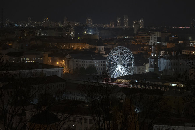 „Scanpix“/AP nuotr./Tamsoje paskendusi Ukrainos sostinė