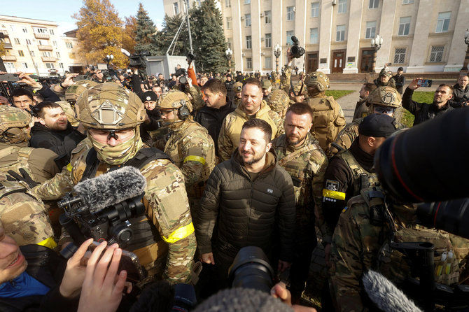 „Reuters“/„Scanpix“ nuotr./Prezidentas Volodymyras Zelenskis Chersone