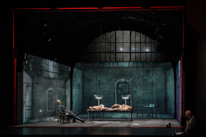 Lauros Vansevičienės nuotr./Scena iš režisieriaus Krystian Lupa spektaklio „Austerlicas”. Aktoriai Sergejus Ivanonas, Jovita Jankelaitytė, Matas Dirginčius, Valentinas Masalskis. Jaunimo teatras. 2020, Vilnius