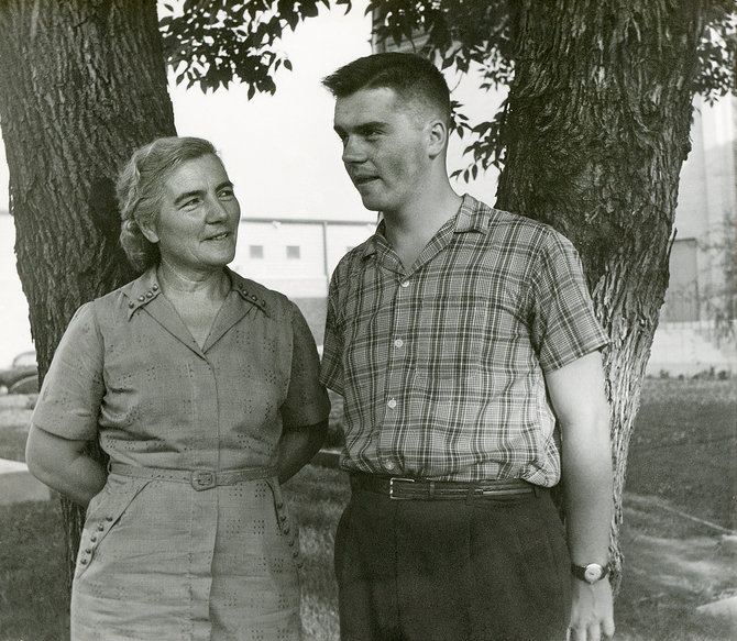 A.Saulaičio asmeninio archyvo nuotr./Gimnazistas su mama prie namų. JAV, 1955