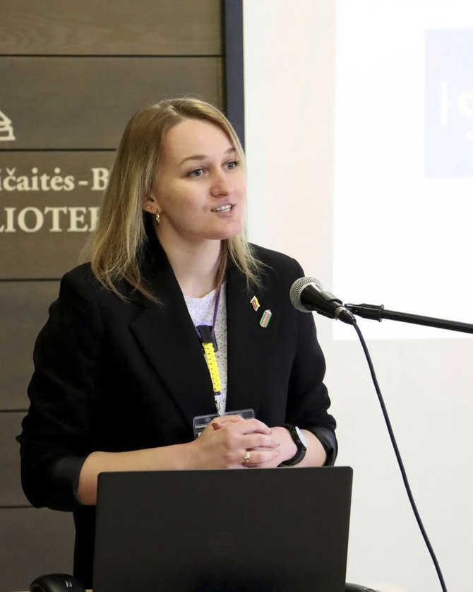 Panevėžio Jaunuolių dienos centro nuotr./Julija Gudienė LSDA Panevėžio skyriaus konferencijoje „Kalba Panevėžio regionas: Socialinio darbo galia daryti pokyčius“