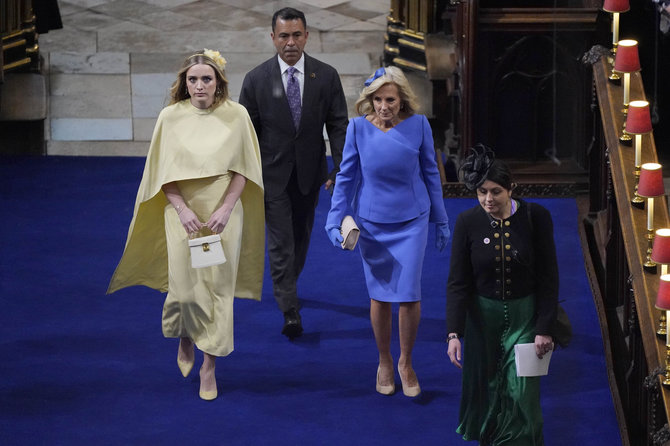 „Scanpix“/AP nuotr./Svečiai renkasi į Karolio III karūnavimo ceremoniją: JAV pirmoji ponia Jill Biden su anūke Finnegan