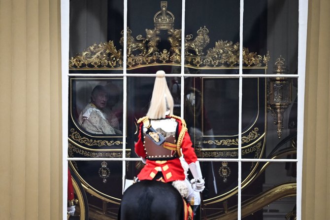 AFP/„Scanpix“ nuotr./Karolis III ir Karalienė konsortė Kamila pradeda kelionę į Vestminsterio abatiją