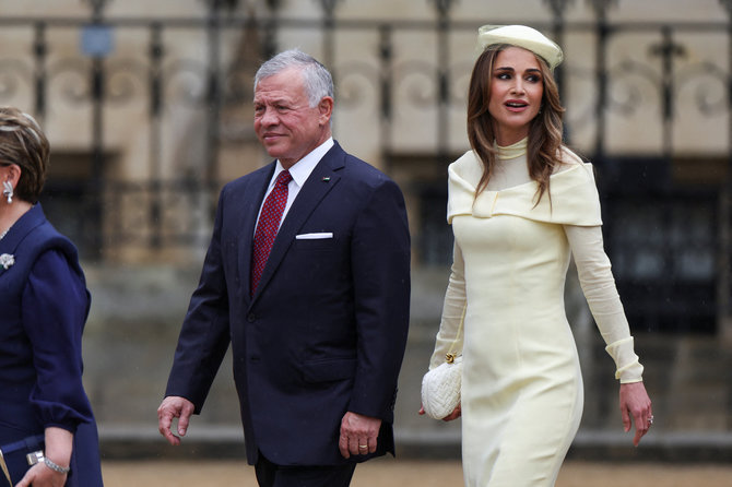 „Reuters“/„Scanpix“ nuotr./Svečiai renkasi į Karolio III karūnavimo ceremoniją: Jordanijos karalius Abdullah II ir karalienė Rania