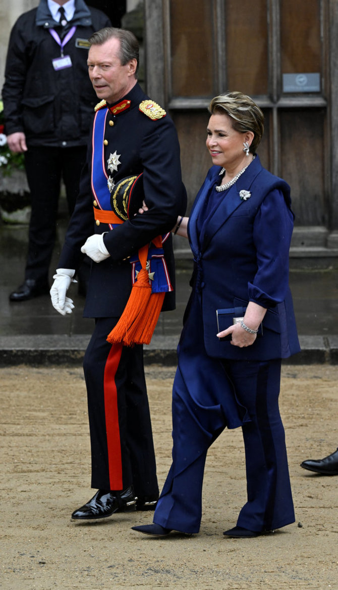 „Reuters“/„Scanpix“ nuotr./Svečiai renkasi į Karolio III karūnavimo ceremoniją: Liuksemburgo Didysis Hercogas Henrikas ir Hercogienė Maria Teresa
