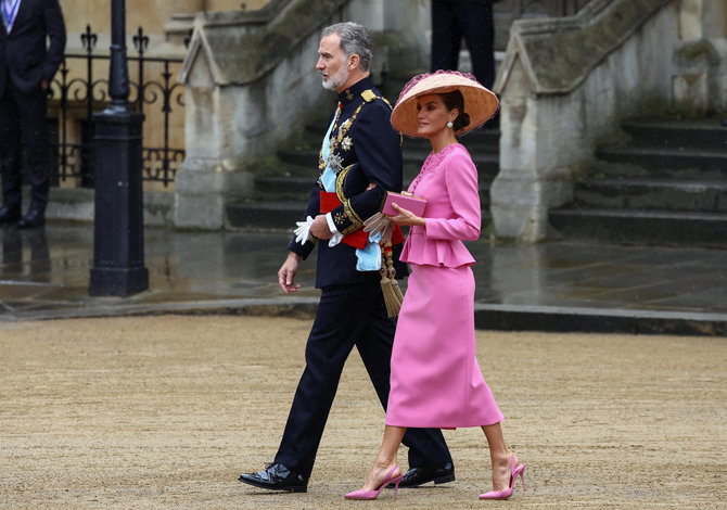 „Reuters“/„Scanpix“ nuotr./Svečiai renkasi į Karolio III karūnavimo ceremoniją: Ispanijos karalius Felipe ir karalienė Letizia