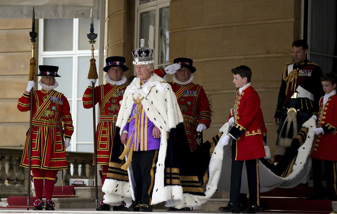 „Scanpix“/AP nuotr./Karūnuotasis karalius Karolis III ir karalienė Camilla iš Bekingemo rūmų balkono sveikina tautą