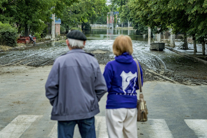 ZUMAPRESS / Scanpix nuotr./Chersone iš lėto slūgsta vanduo