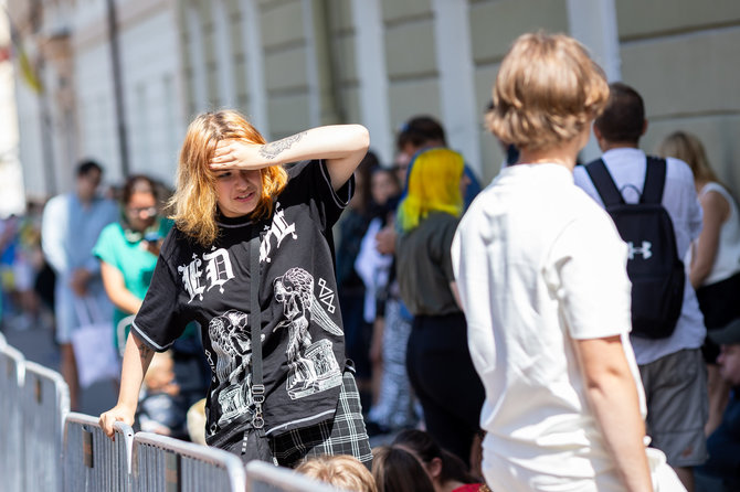 Lukas Balandis / BNS nuotr./Žmonės renkasi prie Vilniaus universiteto laukdami Joe Bideno kalbos