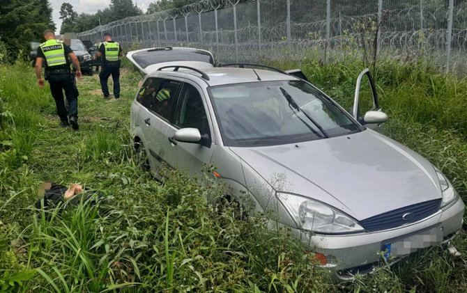 VSAT nuotr./Sulaikytas automobilis, kuriuo Vilčinskai bandė su pagrobtais vaikais kirsti valstybės sieną