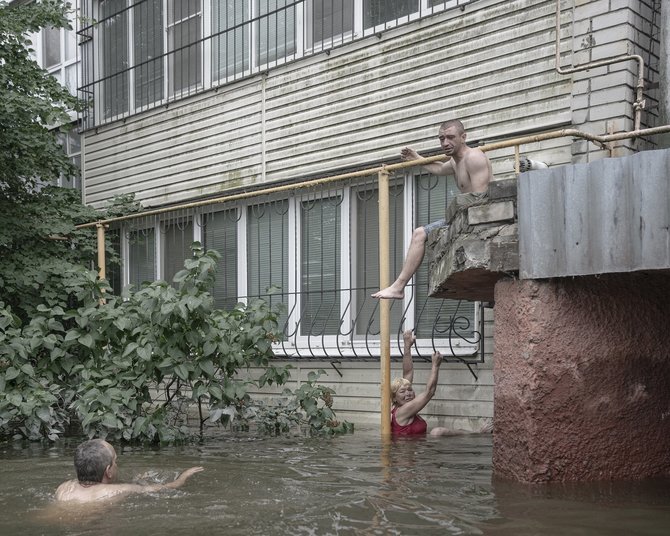 Johanna Maria Fritz/2024 World Press Photo Contest nuotr./„Kachovkos užtvanka: potvynis karo zonoje“