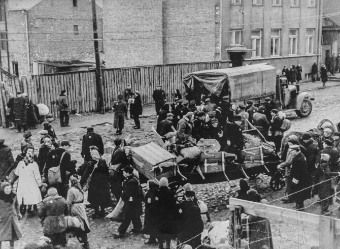 George Kadish/JAV Holokausto memorialinio muziejaus nuotr./Kauno geto žydai susodinami į sunkvežimius per deportaciją į Estiją