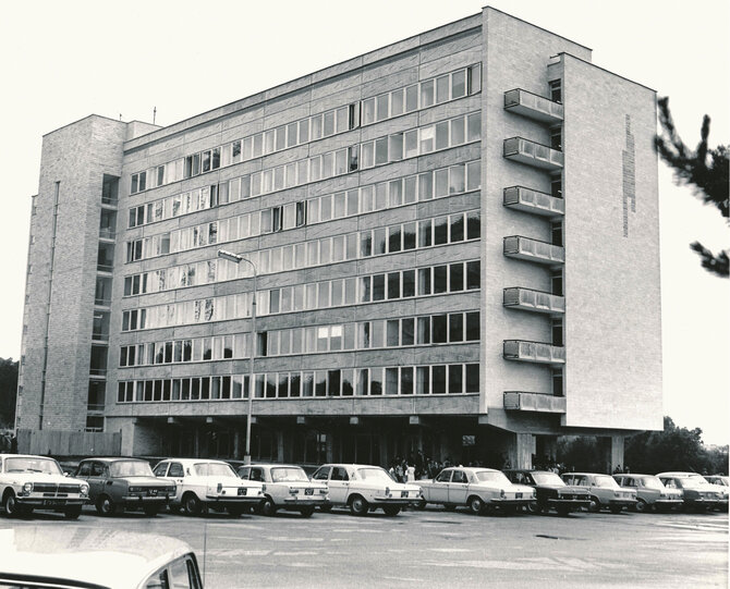 Lietuvos istorijos instituto/Rankraščių skyriaus nuotr./Saulėtekyje, studentų miestelyje, atidaryti Fizikos fakulteto rūmai, 8-ojo dešimtmečio pabaiga – 9-ojo dešimtmečio pradžia, fotografas nenustatytas, Lietuvos istorijos instituto Rankraščių skyrius