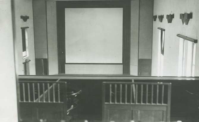 Lietuvos Teatro, muzikos ir kino muziejaus nuotr./Skuodo kino teatro „Kapri“ ekranas, 1942