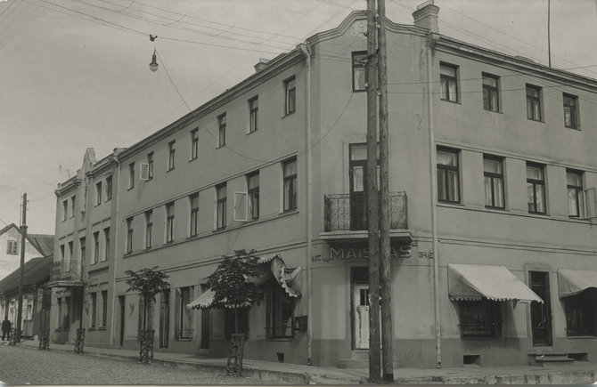 Lietuvos Teatro, muzikos ir kino muziejaus nuotr./Lukšių namas Raseiniuose („Romuvos“ kino teatras pastato kairėje, kur balkonas), 1942