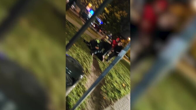 Videokadras/Vaizdo stebėjimo kameromis užfiksuota, kaip paaugliai Kaune niokoja daugiabučio turtą