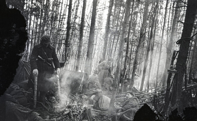Okupacijų ir laisvės kovų muziejaus fondų nuotr./Ramygalos apylinkių partizanai stovyklavietėje