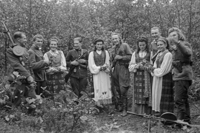 Okupacijų ir laisvės kovų muziejaus fondų nuotr./Ramygalos apylinkių partizanai su merginomis. 1945 m. arba 1946 m. vasara. Tikėtina, kad po „škapliarnų“ atlaidų