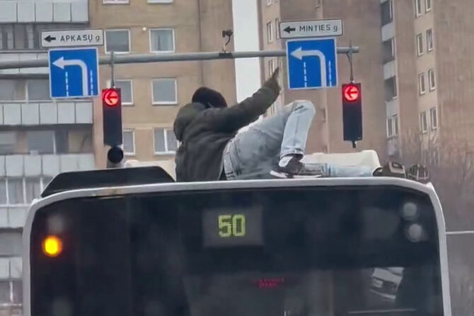 Videokadras/Vaikinas ant Vilniaus viešojo transporto autobuso