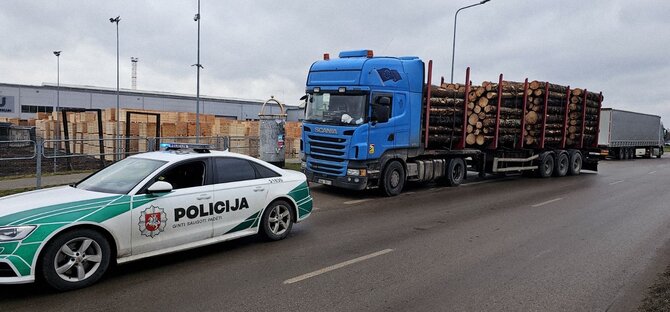 Lietuvos policijos nuotr./Reido metu pareigūnai tikrino stambiagabaričių automobilių vairuotojus