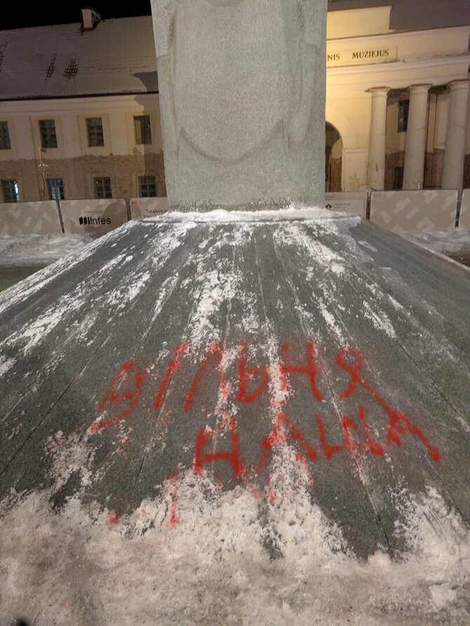 Vilniaus savivaldybės nuotr./Apipaišytas paminklas Karaliui Mindaugui Vilniuje