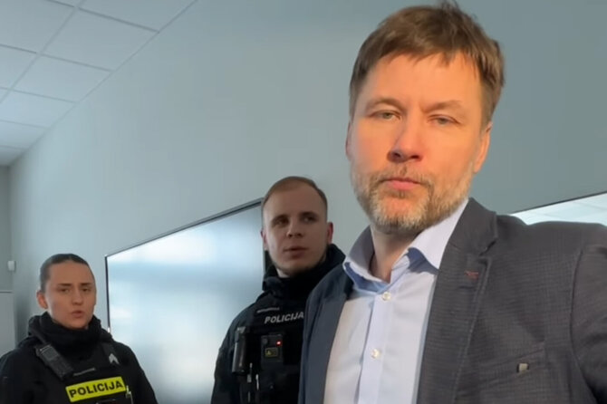 Videokadras/Į Alytaus gimnaziją atvykusi policija aiškinosi su profsąjungos pirmininku Andriumi Navicku