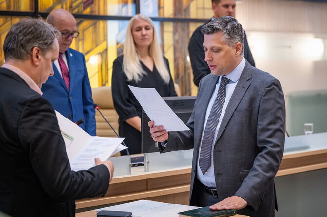 Kauno miesto savivaldybės nuotr./Prisiekė naujasis Kauno miesto tarybos narys dr. Kęstutis Morkūnas