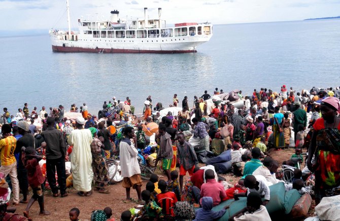 „Reuters“/„Scanpix“ nuotr./Pabėgeliai iš Burundžio laukia laivo nugabensiančio juos į Tanzaniją