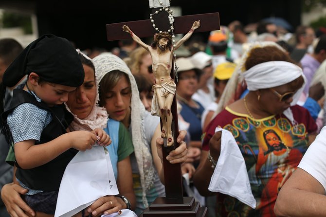 „Scanpix“/AP nuotr./Tūkstančiai katalikų Fatimos apreiškimo metinių mišiose Portugalijoje