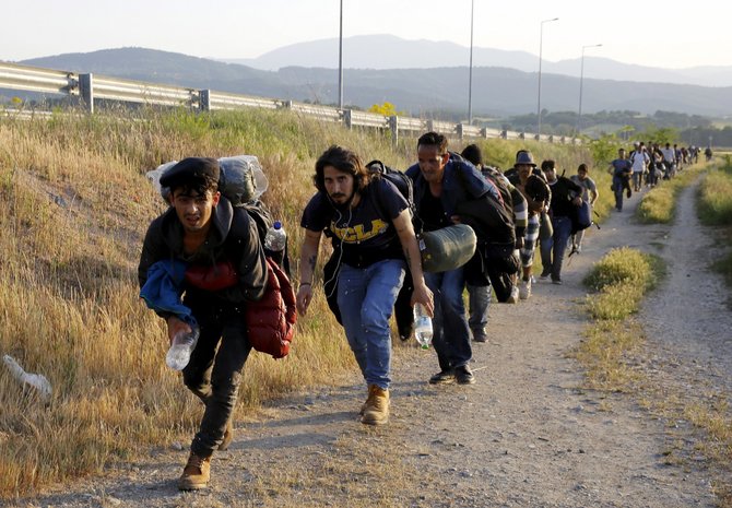 „Reuters“/„Scanpix“ nuotr./Imigrantai bando patekti į Makedoniją iš Graikijos