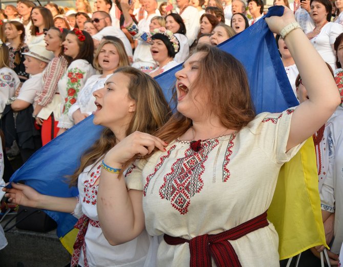 AFP/„Scanpix“ nuotr./Ukrainiečiai tradiciniais rūbais demonstravo vienybę Kijevo gatvėse