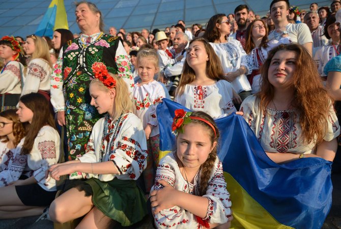 AFP/„Scanpix“ nuotr./Ukrainiečiai tradiciniais rūbais demonstravo vienybę Kijevo gatvėse