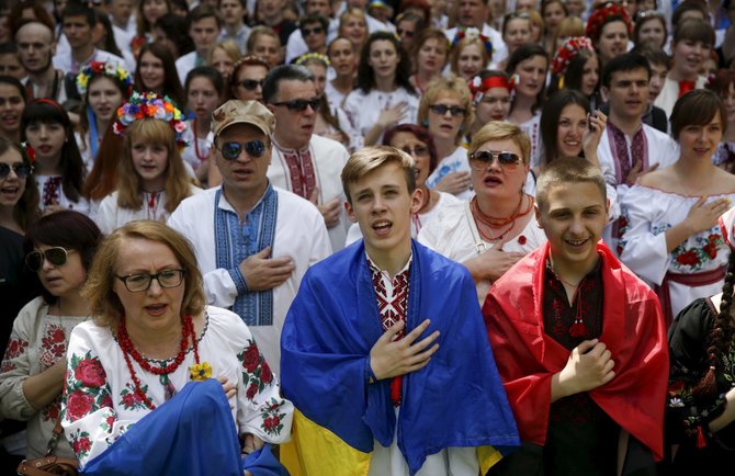 „Reuters“/„Scanpix“ nuotr./Ukrainiečiai tradiciniais rūbais demonstravo vienybę Kijevo gatvėse