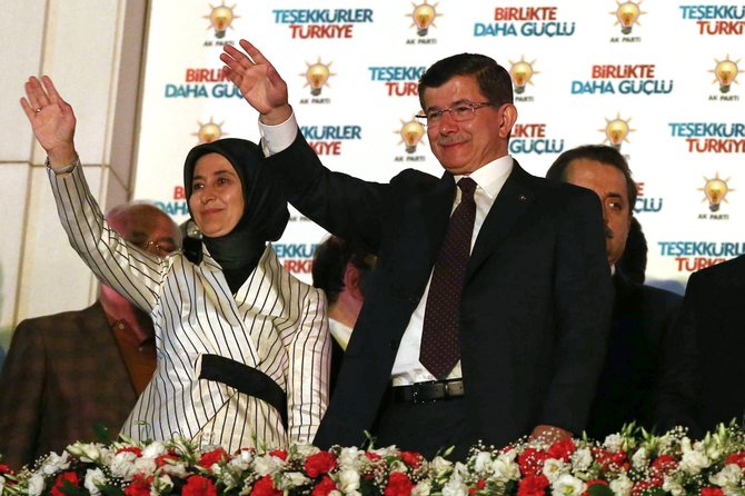 AFP/„Scanpix“ nuotr./Ministras pirmininkas Ahmet Davutoglu su žmona