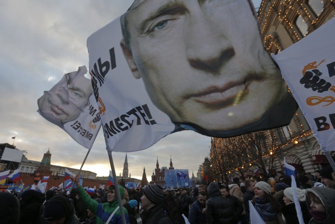 „Reuters“/„Scanpix“ nuotr./Putino vėliavos Krymo aneksiją palaikančiame mitinge