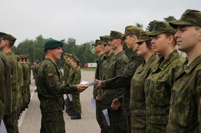 KAM nuotr./Iškilmingoje rikiuotėje įteikti pažymėjimai paskutinei bazinių karinių mokymų laidai