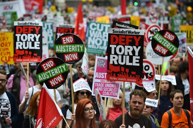 AFP/„Scanpix“ nuotr./Britai protestuoja prieš konservatorių planuojamas taupymo priemones